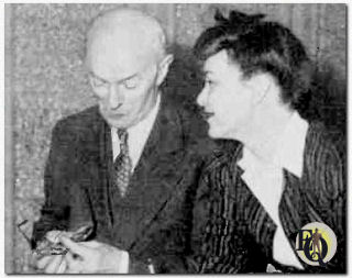 Arthur Allen (Doc Prouty) poetst zijn brilglazen op om Marion Shockley (Nikki Porter) beter te zien...