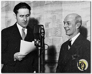 Parker Fennelly en Arthur Allen als "The Stebbins Boys" in de radiostudio.