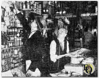 Parker Fennelly en Arthur Allen die hun rol uitbeelden als "The Stebbins Boys" John en Esley eigenaars van een kruidenierszaak.