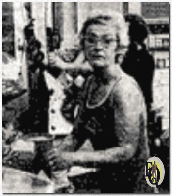 MRS.MANFRED LEE  weduwe van de auteur die de helft uitmaakte van Ellery Queen...