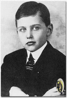 Afgestudeerd aan de Wilmette Grammar School.