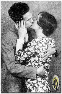 Op televisie moet de radio liefdesscène er uitzien zoals in het echt. Kusjes moeten daar gebracht worden waar ze horen, in plaats van op de rug van de hand die voor de microfoon gehouden wordt - dus Ann Chase en Carleton Young van de NBC National Players in San Francisco, zijn een beetje aan het repeteren. Ann was een van de voorloper bij de derde jaarlijkse zoektocht naar de mooiste radioartiest van Amerika, die werd uitgevoerd door de Radio-Electrical World's Fair in New York. Zij en Betty Kelly, ook een aspirant voor de schoonheidskroon van de microfoon, vertegenwoordigen station KGO San Francisco en Oakland, het belangrijkste station van het Pacific-netwerk van de National Broadcasting Company. (Readers Digest, Oct 1931)