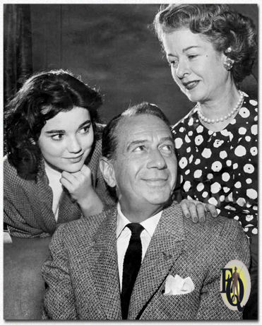 Publiciteitsfoto voor de TV-show "Too Young To Go Steady" (NBC, 14 mei - 25 jun 1959, min. 7 afleveringen), Cook is hier te zien met Brigid Bazlen (L) en Joan Bennett (R).