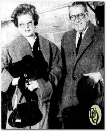 Joan Bennett, Tinker Bell en Donald Cook arriveren in Odessa, Texas, voor de avondvoorstelling van "The Pleasure of His Company" (1 december 1960).