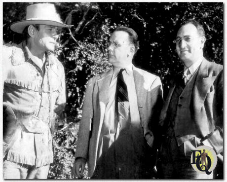 (L-R) Hoofdrolspeler Buck Jones, Columbia Pictures Producer Larry Darmour en Executive Vice-President van Columbia Pictures Abe Montague gedurende het filmen van "White Eagle" (Columbia, 31 jan 1941).