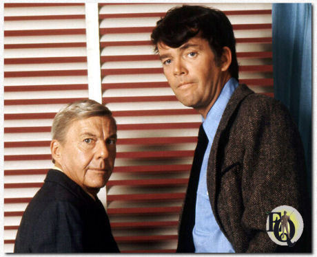 In Ellery Queen was er een opmerkelijke chemie tussen Hutton en Wayne, die samen een robuust en overtuigend duo vormden, dat elkaar moeiteloos aanvulde in hun prestaties.