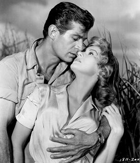 George Nader houdt Virginia Mayo wel heel stevig vast (!) in "Congo Crossing" (Universal, juli 1956).