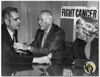 De Gargans met een functionaris van de American Cancer Society in 1970.