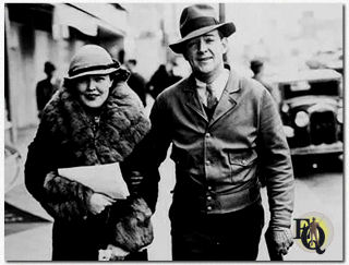 William en Mary Kenny wandelend in de straat