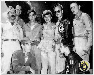 Na een bezoek aan de bases in China bezocht de groep basissen in India. Hier poseert Paulette Goddard met personeel van het 490ste Bomb Squadron in Kurmitola, India. Piloot 1Lt. Angelo J. Brush Mus. William Gargan staat rechts op de foto.