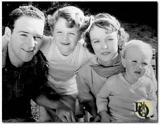 Mr & Mevr William Gargan met hun kinderen, Barrie (de oudste) en Leslie Howard Gargan
