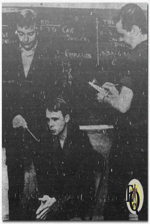  "Playhouse in the Park", het nieuwe repertoiretheater van Cincinnati in Eden Park, op de heuveltop, begint morgenavond aan zijn langverwachte seizoen met de eerste productie, "Compulsion". Ken Rita, John Hillerman en Jack Collard worden getoond terwijl ze zich voorbereiden op het stuk. ("Cincinnati Inquirer", 10 okt 1960)