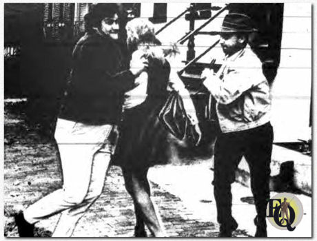 Ralph Strait (L), Jane Singer en John Hillerman van de Washington Theater Club spelen de openingsscène van een overval en diefstal van een handtas. Deze overvalscène is bedoeld voor een poster en voor radio- en televisiecampagnes tegen criminaliteit. ("Geneva N.Y. Daily Times", 1968)