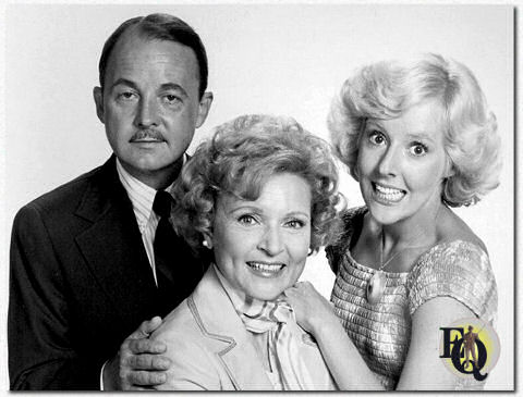 Publiciteitsfoto voor "The Betty White Show" (1977 - 1978) met (L-R) John Hillerman, Betty White en Georgia Engel.