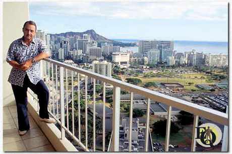 Hillerman's penthouse appartement met twee verdiepingen, dat uitkijkt over Waikiki, had ramen van 5,5 meter hoog met een panoramisch uitzicht van Pearl Harbor tot Diamond Head.