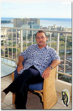 Hillerman's penthouse appartement met twee verdiepingen, dat uitkijkt over Waikiki, had ramen van 5,5 meter hoog met een panoramisch uitzicht van Pearl Harbor tot Diamond Head.