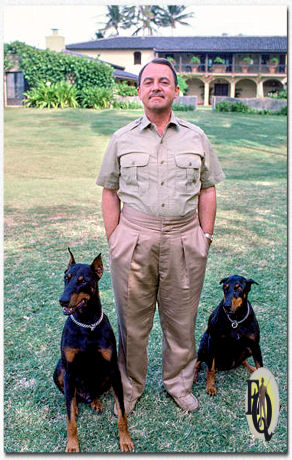 De Dobermans Apollo en Zeus (in werkelijkheid werd verscheidene honden gebruikt als acteurs)