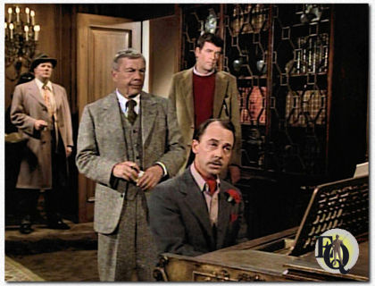 John Hillerman aan de piano in "Ellery Queen" (NBC, 1975 - 1976), met (L-R) Tom Reese (Sgt. Velie), David Wayne (Inspector Queen) en Jim Hutton (Ellery).