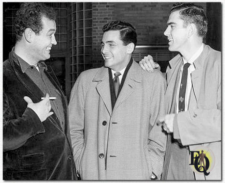 Arch Johnson, David Hedison en John Lee kletsen tussen de scènes door tijdens de opnames van de aflevering "Follow the Leader" van "The Big Story" (NBC, 2 maa 1956) in Justin, Texas.