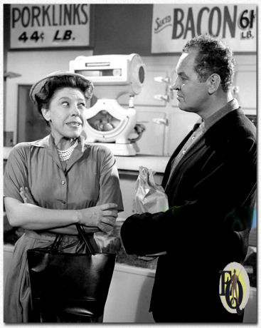 Judy Canova (als Helen Parch) en Arch Johnson (als Heywood Miller) in de aflevering "Party Line" van "Alfred Hitchcock Presents" (CBS, 29 mei 1960).