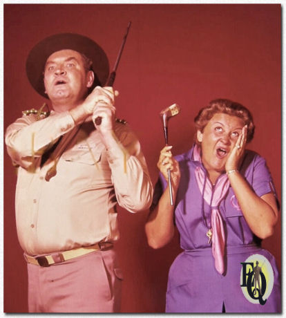 De sitcom "Camp Runamuck" (NBC, 16 sep 1965 - 15 apr 1966, 26 afleveringen) had Arch als de "Ik haat kinderen" kampcommandant Wivenhoe, hier te zien naast Alice Nunn (als Mahala May Gruenecker).