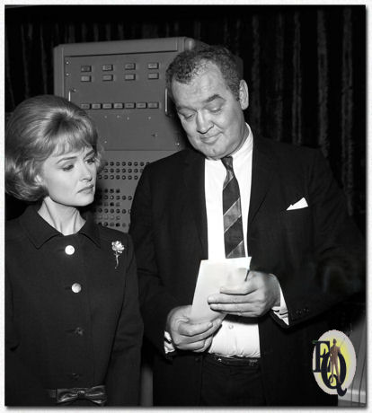 "The Donna Reed Show", Donna en Arch achter de schermen ("Charge", ABC, 21 okt 1965).