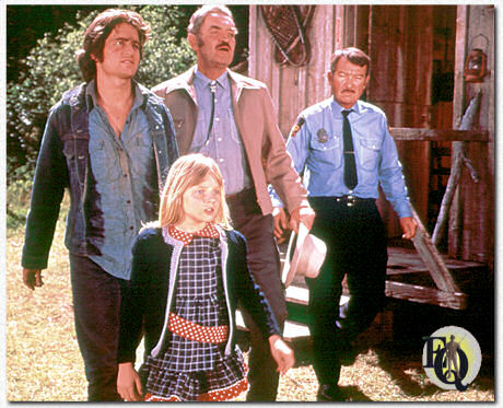 "Napoleon and Samantha" (Disney, 5 jul 1972) met (v.l.n.r.) Michael Douglas, Jodie Foster, Arch Johnson en Will Geer. Tijdens de opnames van deze film werd Jodie Foster aangevallen door een van de leeuwen en kort in zijn bek gedragen, en ze heeft nog steeds de littekens van de aanval. Wanneer ze naakt verschijnt in bepaalde films, wordt ze gefotografeerd vanuit specifieke hoeken om de littekens te verbergen.