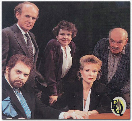Het off-Broadway stuk "Other People's Money" (Minetta Lane Theatre, 7 feb 1989 - 4 jul 1991) met (v.l.n.r., zittend) Kevin Conway en Janet Zarish; (v.l.n.r., staand) James Murtaugh, Scotty Bloch en Arch Johnson.
