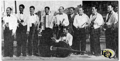 Wie is Rex? – Dit is Ted Macks muzikale ensemble dat het publiek van het Fox Theatre in San Diego vermaakte net rond het begin van de Grote Depressie van de jaren dertig. (L-R): Harry James (niet de beroemde orkestleider), Oakley Haldeman (trompet), Bill Peery (trombone), Rex Koury (met de accordeon), Al Jefferson (viool), Ted Mack, Myron Collins (percussie), Bill Hopkins (saxofoon), Hartzell Jones (saxofoon), Bob Yeargin (saxofoon) en Walter Bunker (contrabas).