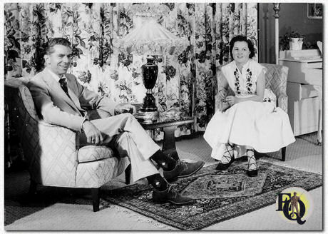 Rex en Georgia in hun huis, in de late jaren 40 of vroeg in de jaren 50  (fotoreportage voor de San Fernando Valley Times.)