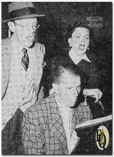 Niemand zal Rex Koury, pianist, aan het praten krijgen! De heer met het hoedje is Fred Astaire. De gezonde jonge dame is Judy Garland, die zich momenteel in Engeland bevindt en daar bewijst dat talent nog altijd alles overtreft. Het moment met de open mond werd vastgelegd tijdens een repetitie van de ABC Screen Guild Players. (Capitol News, mei 1951)
