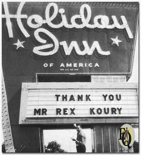 TEXAANSE GASTVRIJHEID. Rex verbaast zich over dit voorbeeld van hechte, gemeenschapsgerichte betrokkenheid in Fort Worth. De manager van de herberg was duidelijk aanwezig in het publiek bij Koury de avond ervoor. (Stufoto, 1972)