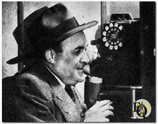 In "Rosemary" (1945) kon Mr. Dennis (gespeeld door Ed Latimer) Susan Dawson's vertrouwen winnen met een verhaal over haar echtgenoot, het feit dat hij haar vroeg hierover tegen iedereen te zwijgen zou haar nog eer argwanig hebben moeten maken. 