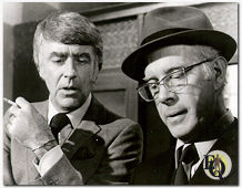 Lawford met Inspecteur Queen gespeeld door Harry Morgan in "Ellery Queen, Don't Look behind You" (1971).