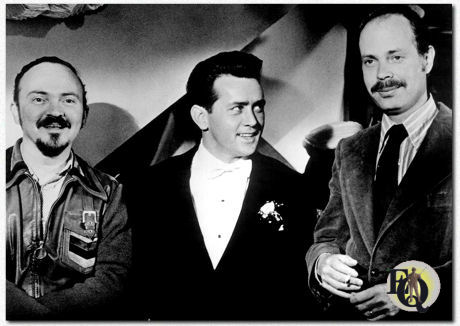 (L-R) William Link, Martin Sheen en Richard Levinson in de jaren 1970. Martin Sheen zou in "That Certain Summer" (ABC, 1 nov 1972) optreden—de eerste op homoseksualiteit gebaseerde show die een Emmy won—en opnieuw in "The Execution of Private Slovik" (NBC, 13 maa 1974). Beide werden geschreven en geproduceerd door Link & Levinson.