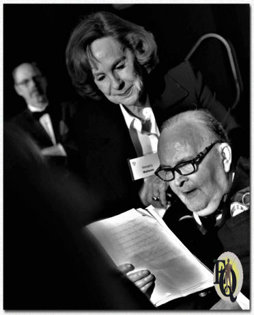 Bill, geholpen door Margery Nelson, hield een uitstekende acceptatiespeech (prachtige foto door Peter Rozovsky). Klik op de foto om de volledige speech te beluisteren.