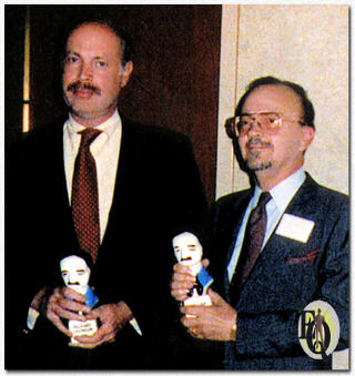 Levinson en Link met hun 1980 Edgars voor "Murder by Natural Causes" in de categorie "Beste TV-film of Miniserie".