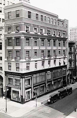 Niet "het" Franse warenhuis, maar een zeer vergelijkbare winkel op de hoek van Fifth Avenue & 53 Street (1922). Het Franse warenhuis was gevestigd op de hoek van Fifth Avenue & 39th Street.