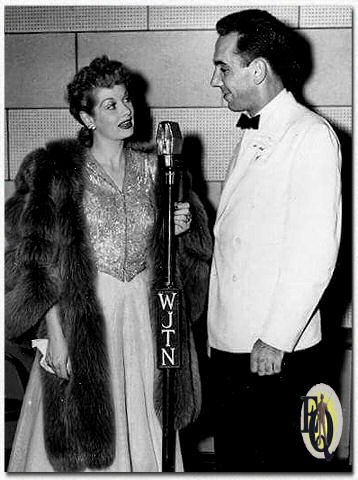  Lucille Ball's bezoek aan de WJTN-studio's, 1946. Lucille Ball en WJTN-omroeper Rex Marshall. WJTN had een uitzendvergunning voor Jamestown, N.Y.
