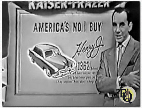 Rex Marshall tijdens de live advertentie voor de Henry J-auto van Kaiser-Frazer in "The Adventures of Ellery Queen" (1951).