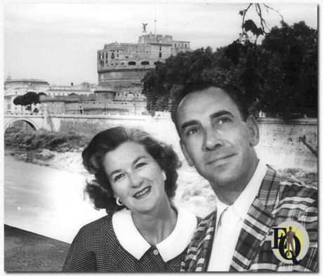 Televisieomroeper Rex Marshall en zijn vrouw tijdens een bezoek van Rome. Op de achtergrond, aan de overkant van de Tiber, staat de beroemde Engelenburcht (11 juli 1955).