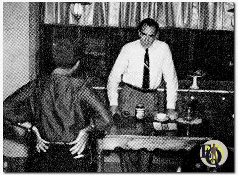 Rex Marshall maakt zich klaar om een opgenomen tv-commercial te presenteren. Du Pont "Superior" 2, met delicate toonregistratie en brede belichtingsruimte, zal het product van de sponsor op zijn best laten zien. ("American Cinematographer", jan - dec 1956).