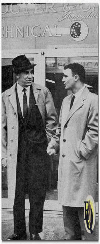  Rex Marshall (L), de tv-stem voor Procter & Gamble's Gleem tandpasta, maakte deel uit van het team van Compton Adv. dat een jaareinde-rapport aan de klant in Cincinnati presenteerde. Mr. Marshall bezocht ook de bedrijfslocaties, waaronder het P&G Technical Center, vergezeld door een onbekende bedrijfsvertegenwoordiger. De omroeper leerde hoe nieuwe producten worden ontwikkeld en getest. ("Broadcasting Telecasting", jan - mar 1961).