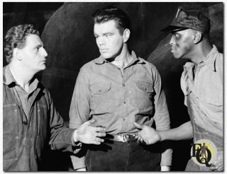 George (midden) en Spencer Moor (R) met een ongekende acteur (L) in hetzelfde stuk.