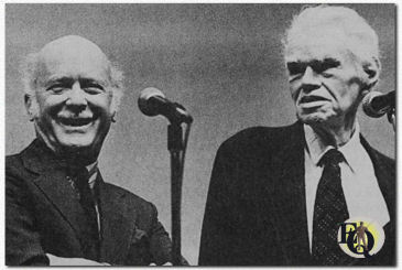 TV's "The Honeymooners"- "The Bensonhurst Bomber" Harvey de Pestkop en zijn vriend Pipsqueak George (Leslie Barrett) kwamen voor het eerst weer samen op de Honeymooners fanclub conventie aan de C.W. Post College op Long Island, 20 mei 1984. Klik op de foto om een clip van de conventie te zien... (foto Luigi Pelletieri)