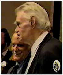 TV's "The Honeymooners"- "The Bensonhurst Bomber" Harvey de Pestkop en zijn vriend Pipsqueak George (Leslie Barrett) kwamen voor het eerst weer samen op de Honeymooners fanclub conventie aan de C.W. Post College op Long Island, 20 mei 1984. Klik op de foto om een clip van de conventie te zien...