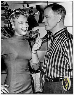"December Bride" (CBS-Desilu, 1954 - 1959) Barbara Eden en Harry Morgan in de aflevering "The Other Woman", uitgezonden op 9 dec 1957.