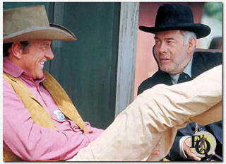 Harry Morgan samen met zijn goede vriend James Arness in "Gunsmoke".