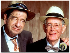 Harry Morgan (R) samen met veteraan Walter Matthau (L) in een publiciteitsfoto voor "Against her will" (1992).