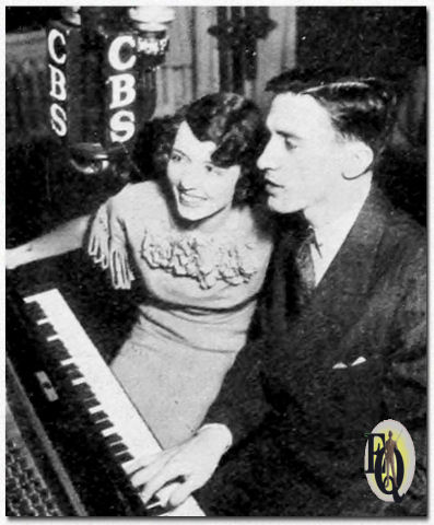 Samen repeteren Virginia Baker en Lyn Murray, de sterren van de Bill and Ginger-programma’s, voor een uitzending ("Radio Stars", okt. 1933).